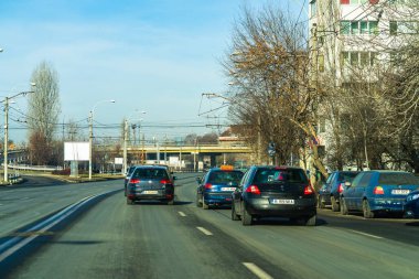 Arabanın ön camından geçen yol manzarası, Bükreş, Romanya, 2021 'de trafikte giden arabalar