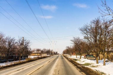 Kış mevsimi, araba manzarası ve karlı cadde Bükreş, Romanya, 2021 'de araba sürerken ön camdan içeri giriyor..