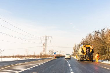 Kış mevsimi, araba manzarası ve karlı cadde Bükreş, Romanya, 2021 'de araba sürerken ön camdan içeri giriyor..