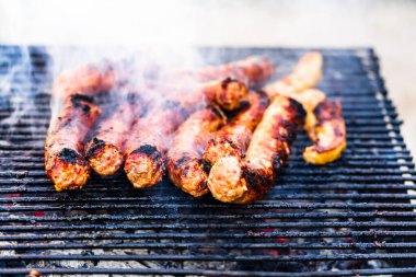 Izgarada ızgara sosis. Kömür ızgarasında nefis sosisler.