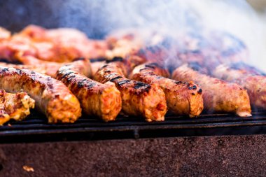 Izgara sosis ve ızgarada domuz pirzolası. Bahçede mangal partisi.