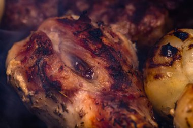 Biftek ızgara tavuk ve mangalda rulo köfte. Kamp manzarası, lezzetli barbekü, yemek konsepti, ızgaradaki yemek ve ızgaradaki yemeğin ayrıntıları.