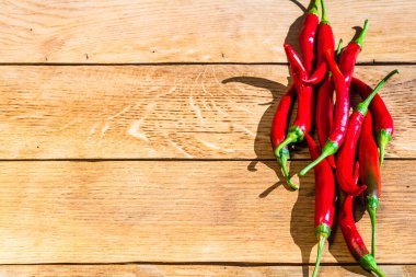 Ahşap masa üzerinde kırmızı biber
