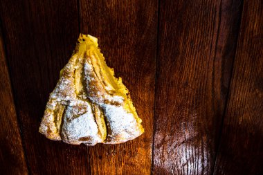 Kırsal ahşap masada tarçınlı dilimlenmiş elmalı turta.