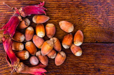 Tahta masada taze, olgun kırmızı fındıklar.