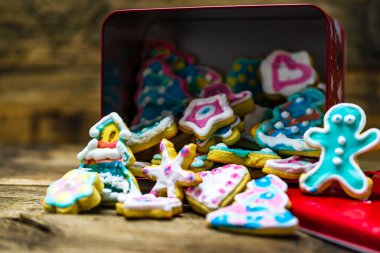 Tahta masadaki ev yapımı Noel kurabiyeleri.