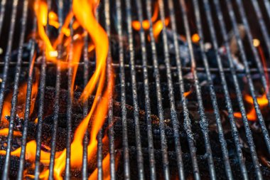 Parlak alevli kömür ızgarası. Sıcak ızgara, açık hava yemekleri.