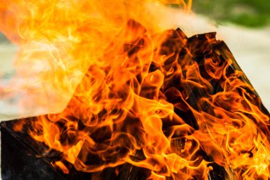 Parlak alevli kömür ızgarası. Sıcak ızgara, açık hava yemekleri.