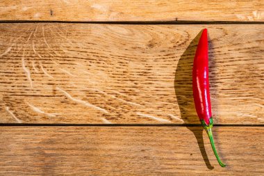 Ahşap masa üzerinde kırmızı biber