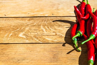 Ahşap masa üzerinde kırmızı biber