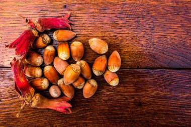 Tahta masada taze, olgun kırmızı fındıklar.