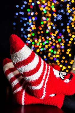 Kışın bacakları Bulanık ışıklarda Noel çorapları