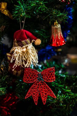 Mevsimlik dekorasyon ve süslemelerle Noel kompozisyonu