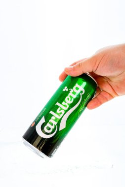Bükreş, Romanya, 2021 'de bir kutu Carlsberg birası