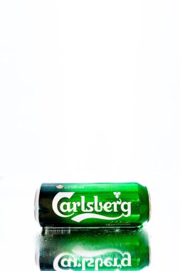 Bükreş, Romanya, 2021 'de bir kutu Carlsberg birası