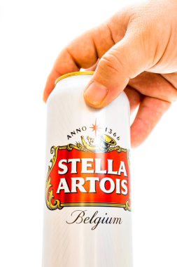Bükreş, Romanya, 2021 'de bir kutu Stella Artois birası