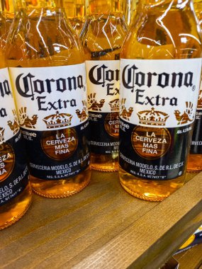 Corona Extra Birası şişeleri dünyanın en çok satan biralarından biri. Romanya, Bükreş, 2021 'de illüstrasyon editoryal fotoğraf çekimi