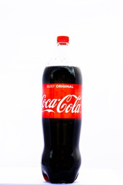 Beyaz arka planda izole edilmiş Coca-Cola plastik şişesi. Romanya 'nın Bükreş kentinde 2021 yılında çekilen illüstrasyon fotoğrafı