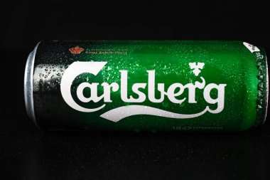 Carlsperg birası siyah arka planda izole edilmiş. Bükreş, Romanya, 2021