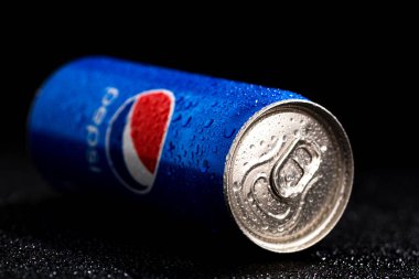 Pepsi kutusunun siyah arka plandaki su damlacıklarıyla çekilmiş resmi. Stüdyo çekimi Bükreş, Romanya, 2021