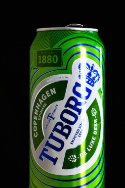 Tuborg alüminyum kutuda Danimarka birası. Bükreş, Romanya 'daki bira kutusunun ayrıntılı fotoğrafı, 2020