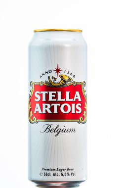 Harika Belçika birası, Stella Artois. Belçika birası birası kutusu. Romanya, Bükreş 'te stüdyo fotoğraf çekimi, 2020