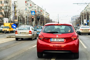 Arabanın ön camından geçen yol manzarası, Bükreş, Romanya, 2021 'de trafikte giden arabalar