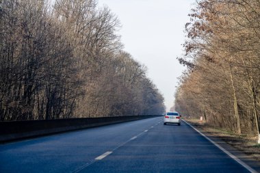 Arabanın ön camından geçen yol manzarası, Bükreş, Romanya, 2021 'de trafikte giden arabalar