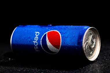 Pepsi kutusunun siyah arka plandaki su damlacıklarıyla çekilmiş resmi. Stüdyo çekimi Bükreş, Romanya, 2021
