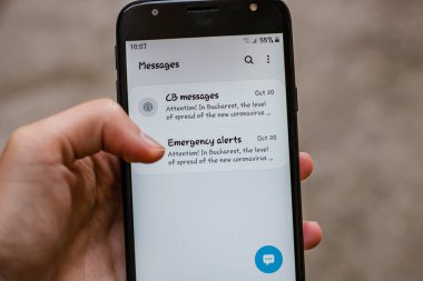 Akıllı telefondan acil durum uyarısı, yetkililer Bükreş, Romanya, 2020 'de tedbirler ve yönetmeliklerle alarm durumu ilan ettiler.