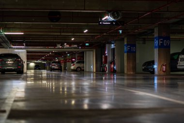 Otoparkın içinde park edilmiş birkaç araba var. Bükreş, Romanya 'daki yeraltı otoparkı, 2021