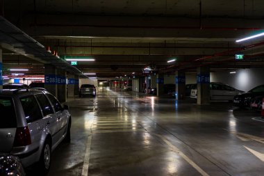 Otoparkın içinde park edilmiş birkaç araba var. Bükreş, Romanya 'daki yeraltı otoparkı, 2021