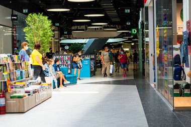 Alışveriş merkezindeki insanlar. Targoviste, Romanya 'daki Dambovita Alışveriş Merkezi, 2021