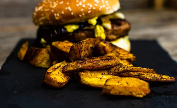 Detailansicht Von Frischen Leckeren Käseburgern Und Bratkartoffeln Auf Einem Holztisch — Stockfoto