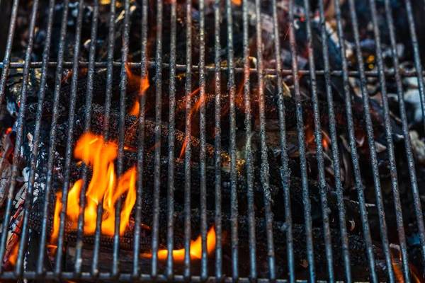 Empty Hot Charcoal Barbecue Grill Bright Flame Hot Burning Grill — Stock Photo, Image