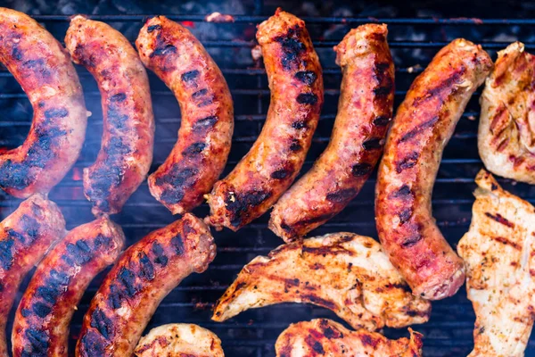 Grillkorv Och Fläskkotletter Grill Grill Trädgården — Stockfoto