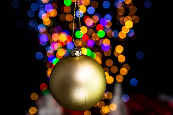 Weihnachtsdekoration Vor Bokeh Licht Hintergrund Halten — Stockfoto