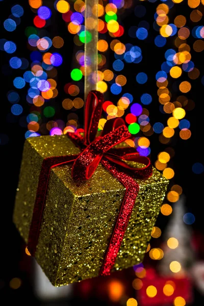 Segurando Decoração Natal Contra Bokeh Luzes Fundo — Fotografia de Stock