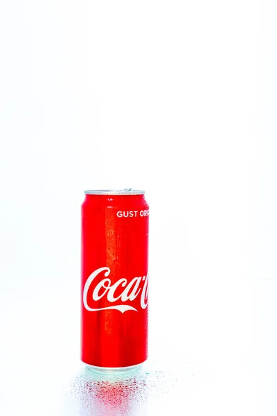 Waterdruppels Klassieke Coca Cola Blikje Boekarest Roemenië 2021 — Stockfoto