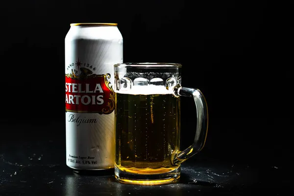 Lata Stella Artois Cerveja Copo Cerveja Fundo Escuro Fotografia Editorial — Fotografia de Stock