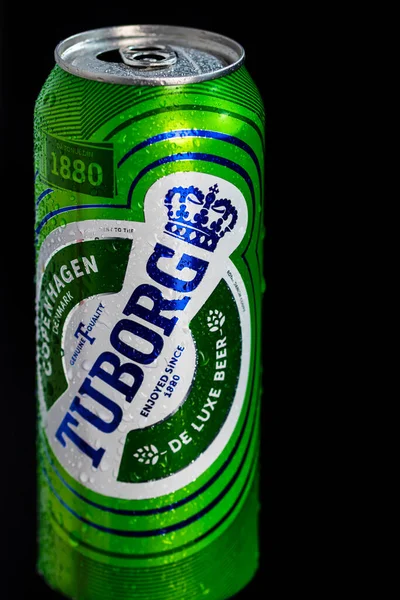 Tuborg birasının üzerindeki su damlacıkları siyaha izole edilmiş. Bükreş, Romanya, 2020