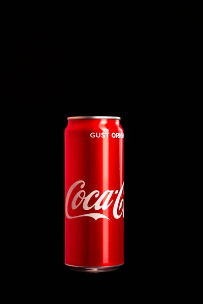 Foto Editorial Clássica Lata Coca Cola Sobre Fundo Preto Estúdio — Fotografia de Stock