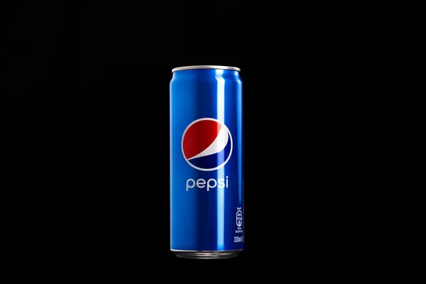 Zdjęcie Redakcyjne Klasycznej Puszki Pepsi Czarnym Tle Studio Nakręcone Bukareszcie — Zdjęcie stockowe
