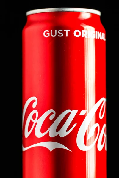 Редакционная Фотография Классической Банки Coca Cola Черном Фоне Снимок Студии — стоковое фото