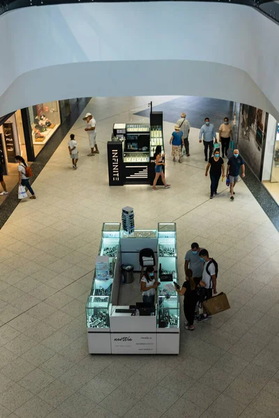 Alışveriş merkezindeki insanlar. Targoviste, Romanya 'daki Dambovita Alışveriş Merkezi, 2021