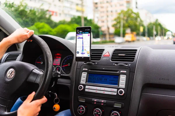 Вождение Использование Приложения Waze Maps Смартфоне Приборной Панели Автомобиля Водитель — стоковое фото