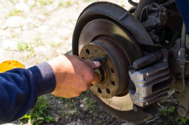 Romanya, Targoviste, 2021 'de bir arabanın frenleme ve onarım sistemi