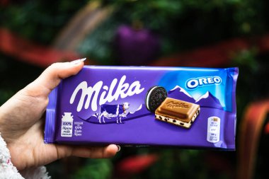Romanya 'nın Bükreş kentinde 2021 yılbaşı ağacı ışıklarına karşı Milka Alpine Milk Chocolate