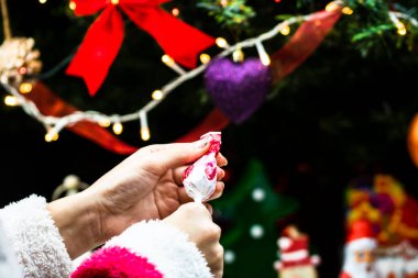 Noel ağacının altındaki şekerler. Bükreş, Romanya 'da Noel süslemeleri konsepti, 2022