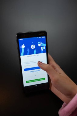 Akıllı telefon kullanan bir kadın. Akıllı telefondan uygulamalar. Bükreş, Romanya, 2021